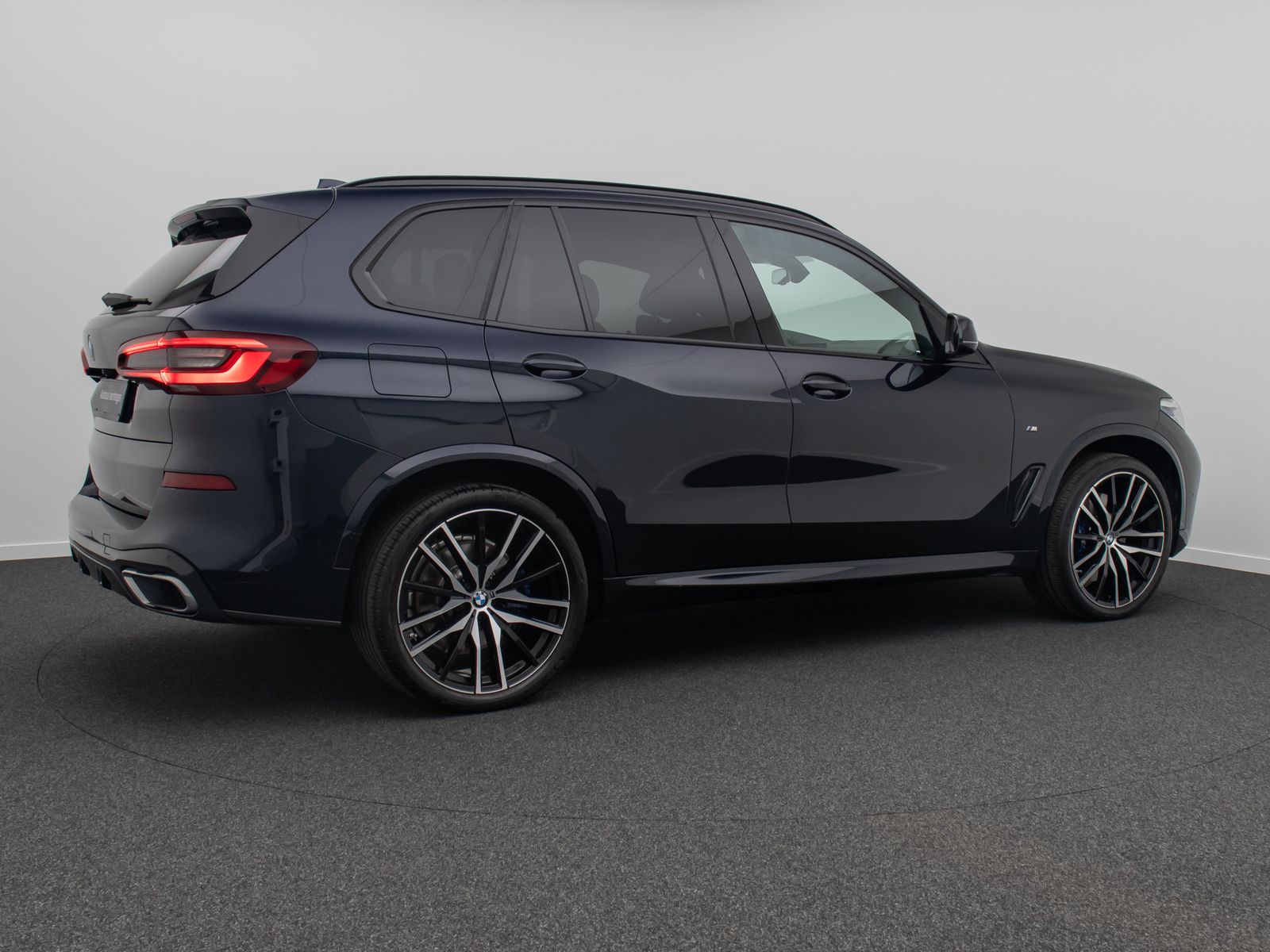 Fahrzeugabbildung BMW X5 xD40d M Sport Panorama Kamera HUD DAB B&W 22"