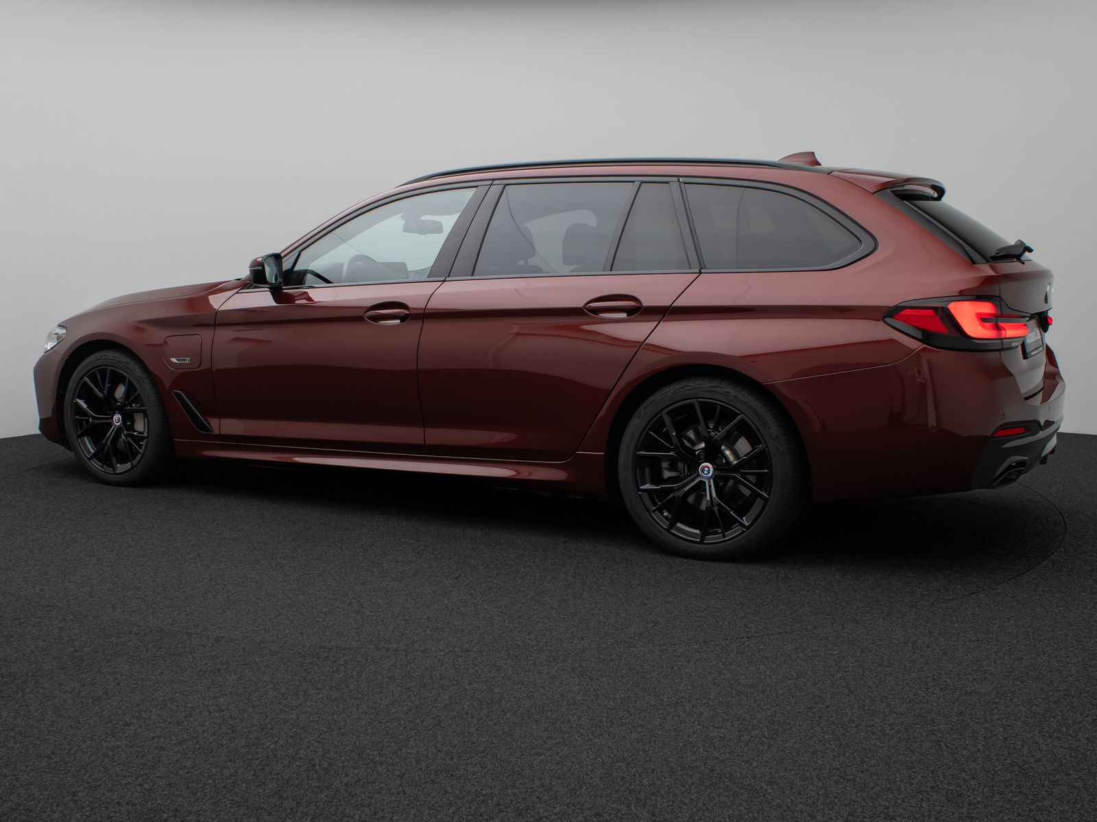 Fahrzeugabbildung BMW 530e M Sport Panorama Kamera HUD DAB H/K AHK 19"