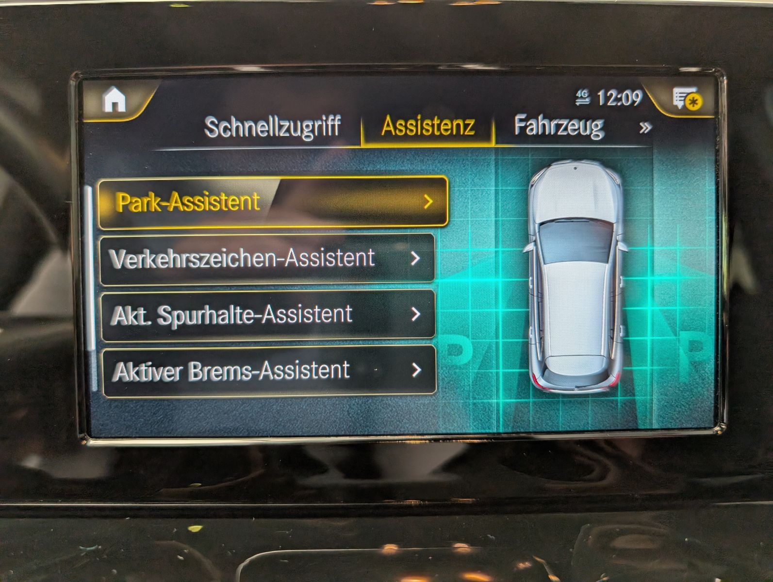 Fahrzeugabbildung Mercedes-Benz GLA 200 d DCT AMG-Line LED StandHz Dinamica Pano
