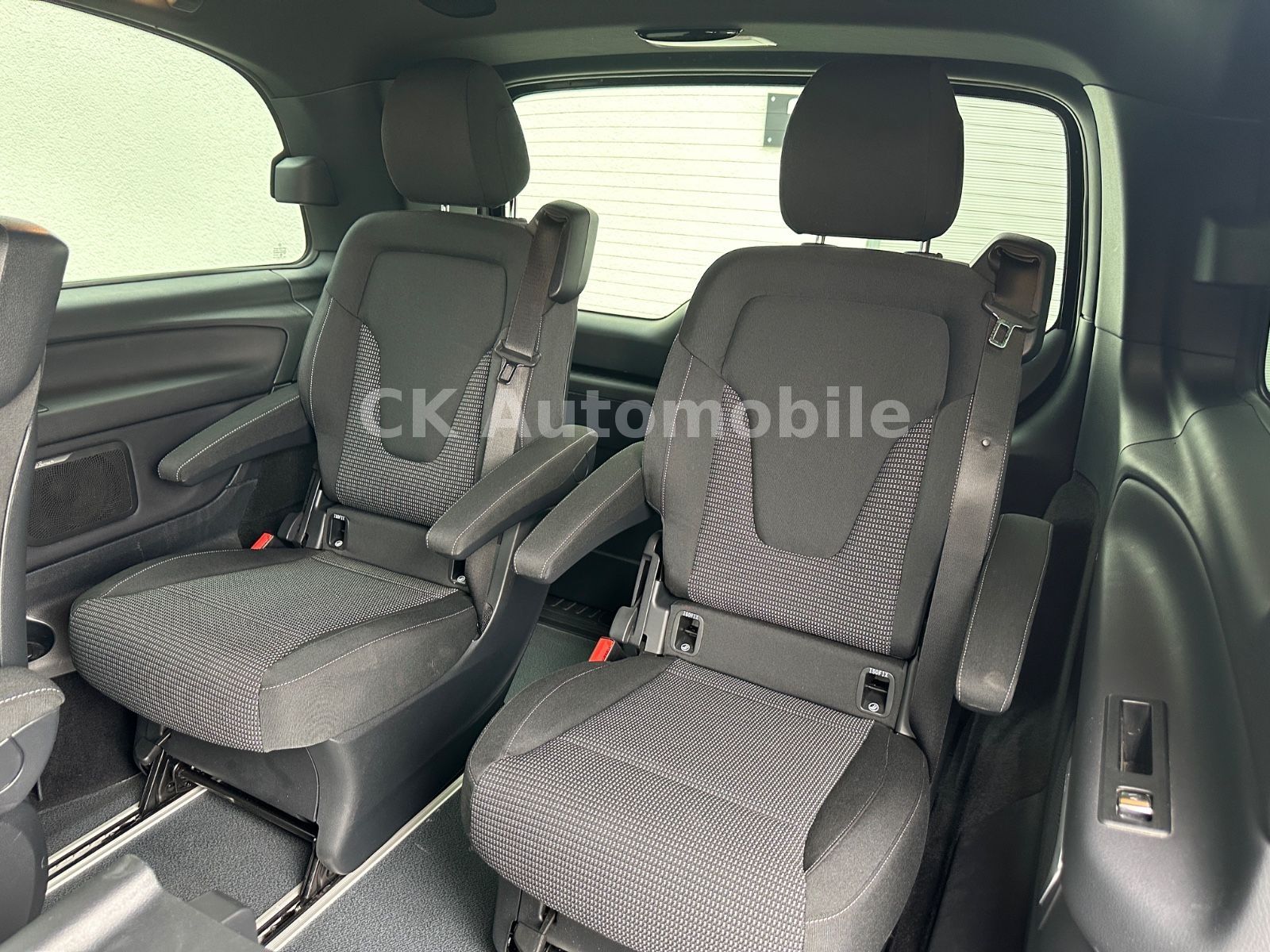 Fahrzeugabbildung Mercedes-Benz V 250d Edition 4MATIC Kompakt AMG-Line / 6 Sitze