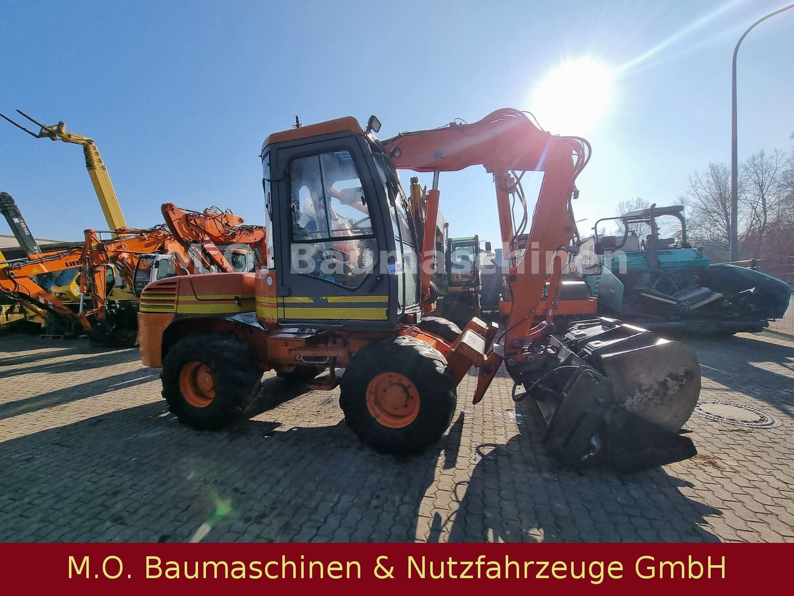 Fahrzeugabbildung MECALAC 12 MTX  / Klappschaufel / Gabel / 3x Tieflöffel