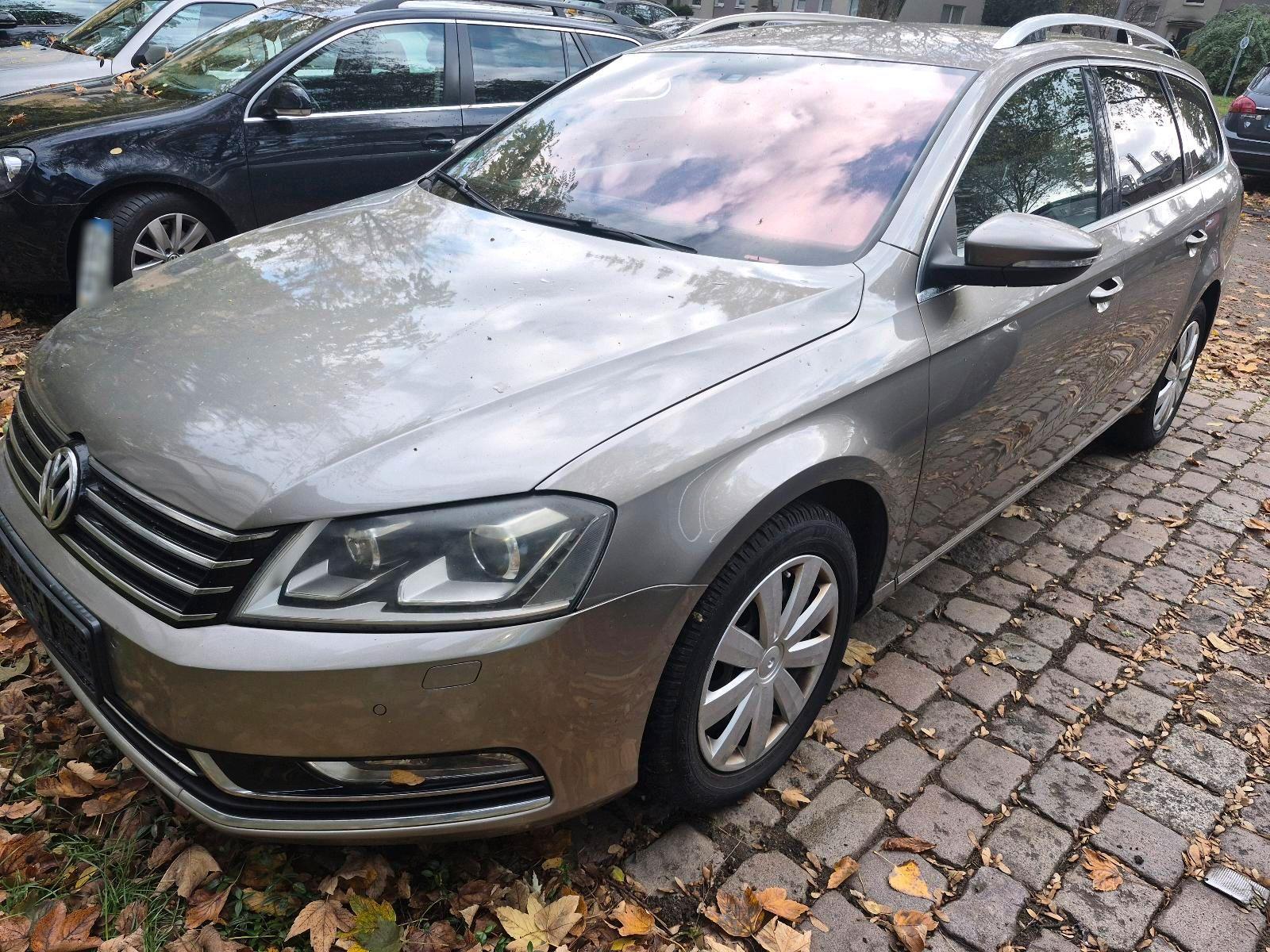 Volkswagen Passat 2012 — rear view