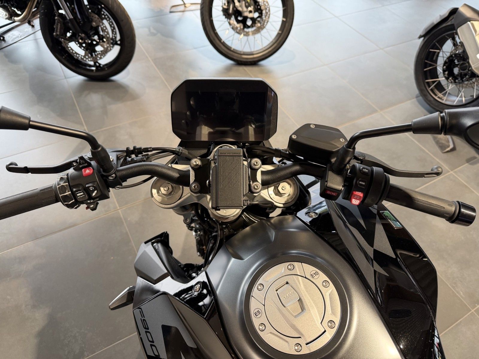 Fahrzeugabbildung BMW F900R 2 Pakete+ M-Kette+ Extras MY26
