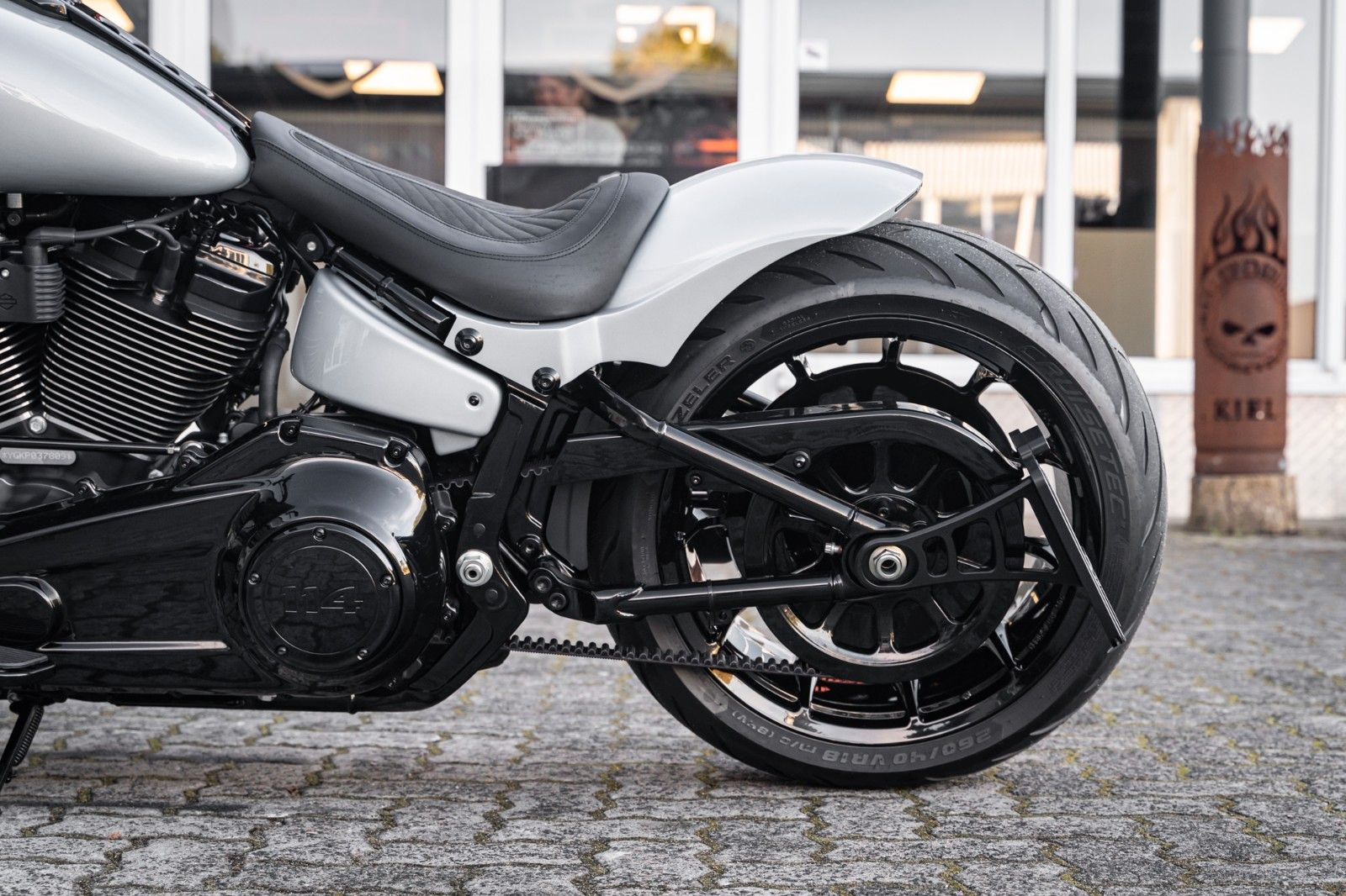 Fahrzeugabbildung Harley-Davidson SILVER DARK FAT BOY FLFBS 114 MY24 - JEKILL&HYDE