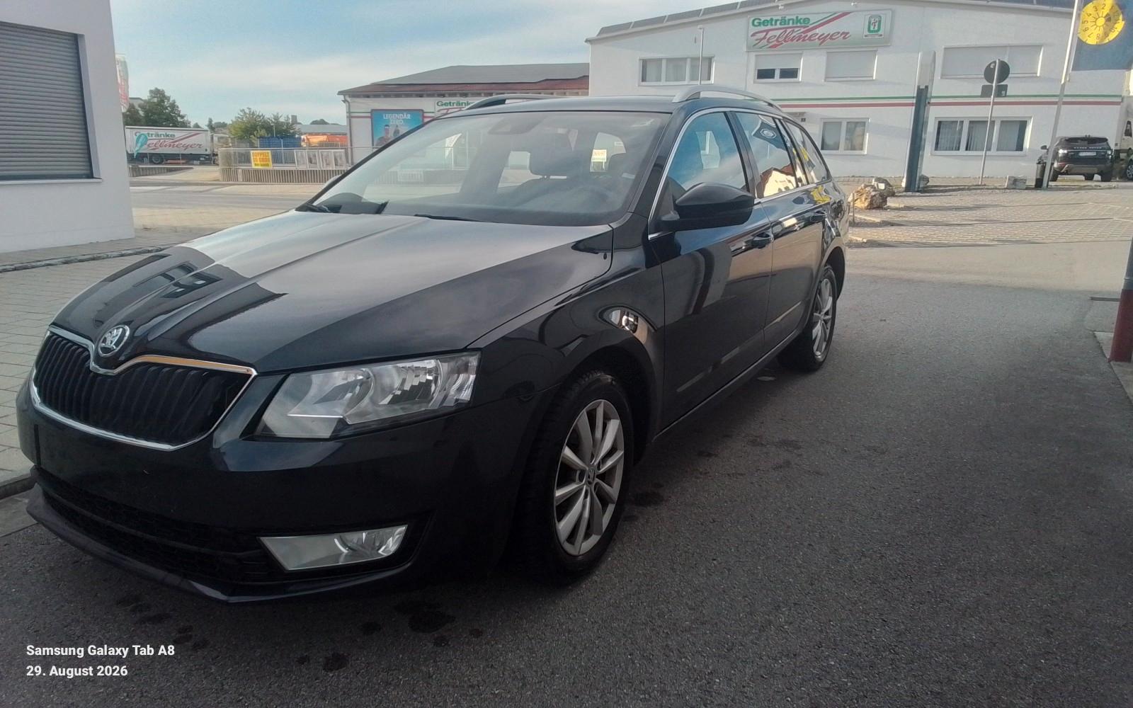 Skoda Octavia 2014 — rear view