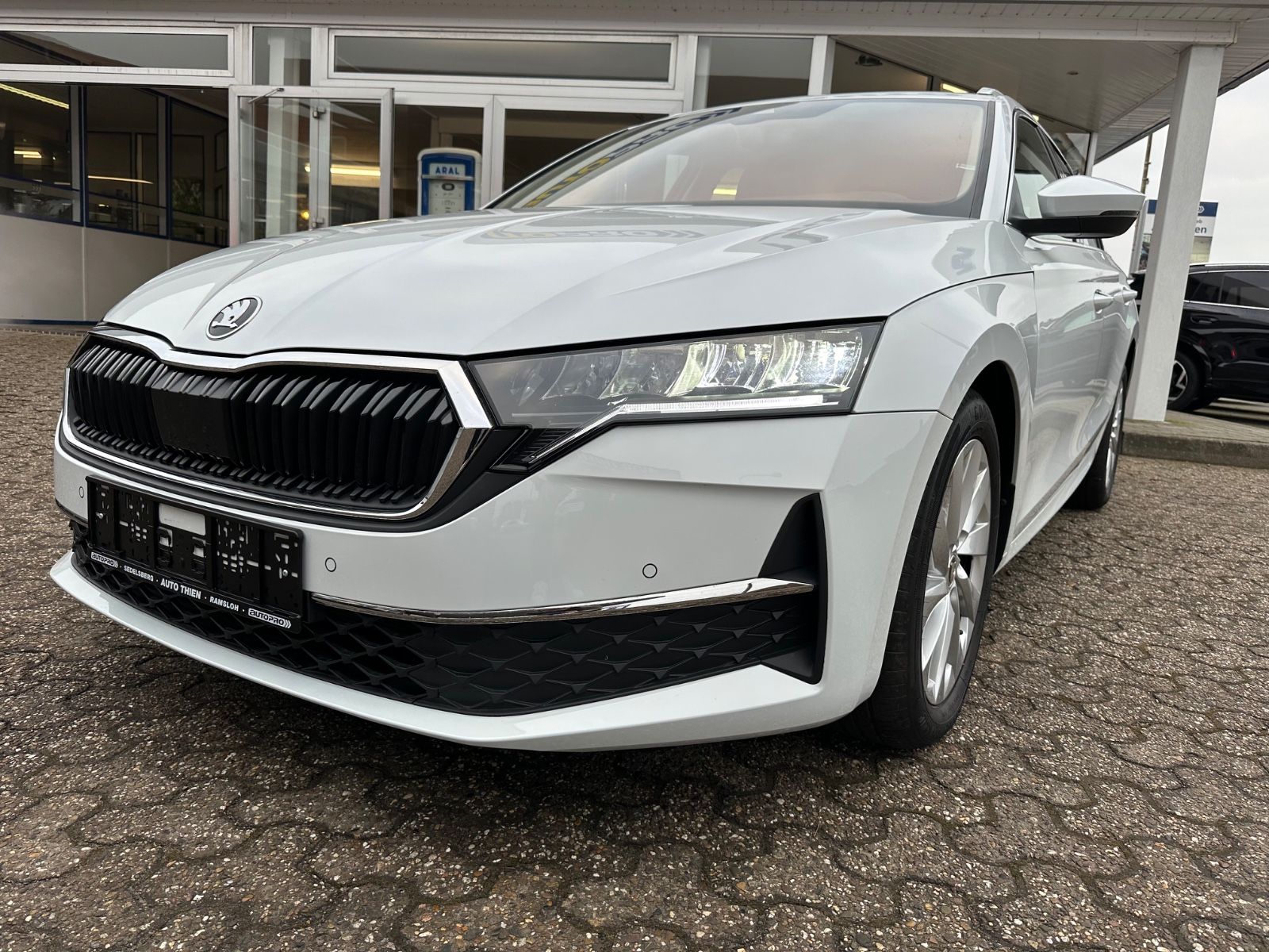 Fahrzeugabbildung SKODA Octavia Combi 1.5 TSI Selection DSG AHK/ACC/LED