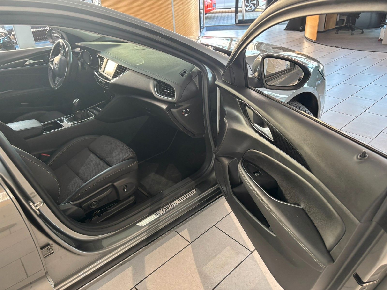 Fahrzeugabbildung Opel Insignia B ST 1.5 INNOVATION NAVI/SHZ/KAMERA/MAT