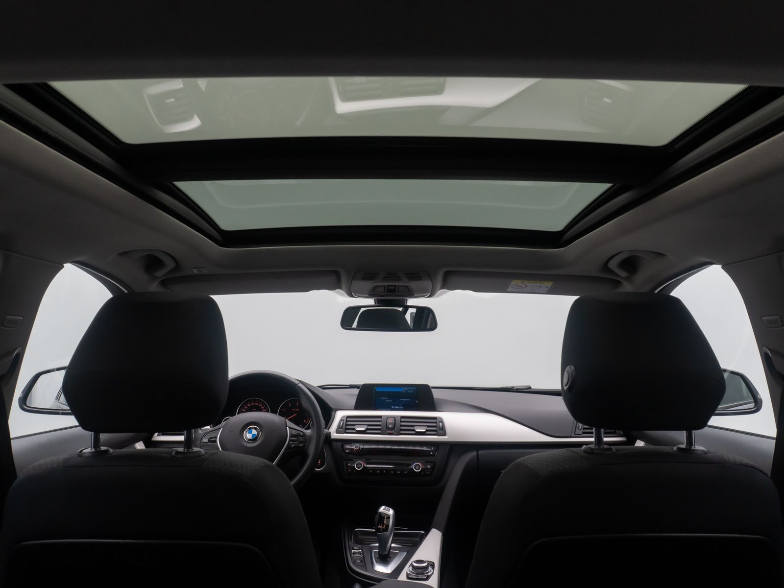 Fahrzeugabbildung BMW 320d PDC Panorama NaviBusiness KlimaAut Regensen