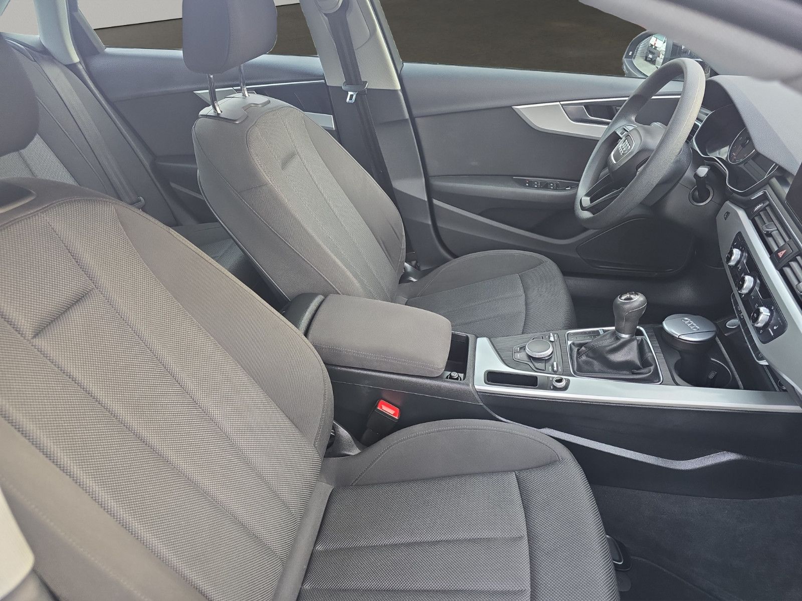 Fahrzeugabbildung Audi A4 Lim. basis/Bi-Xenon/Navi/SHZ/PDC