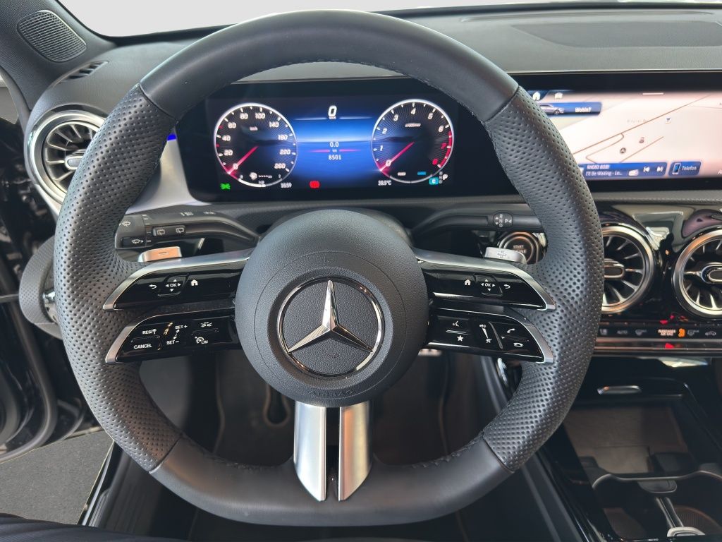Fahrzeugabbildung Mercedes-Benz A 200 AMG Line AMG*Night*Navi*PDC*ParkAss*RFK