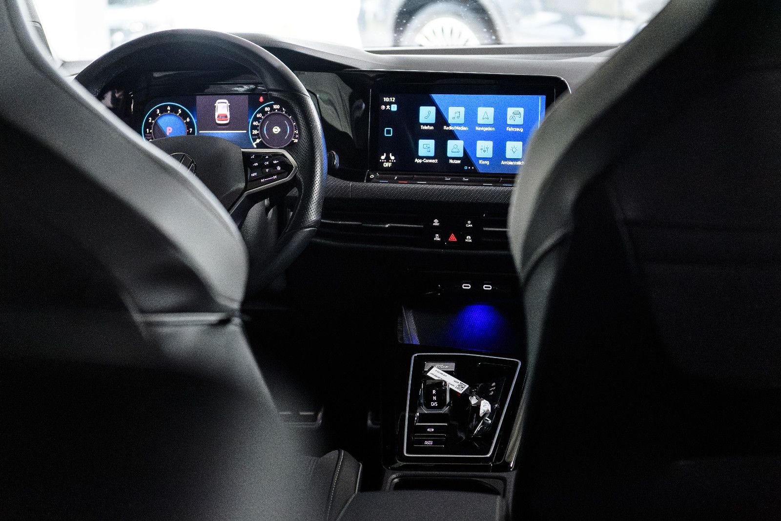 Fahrzeugabbildung Volkswagen Golf VIII R-Line 1.5 eTSI LED+KAMERA+APP+SHZ