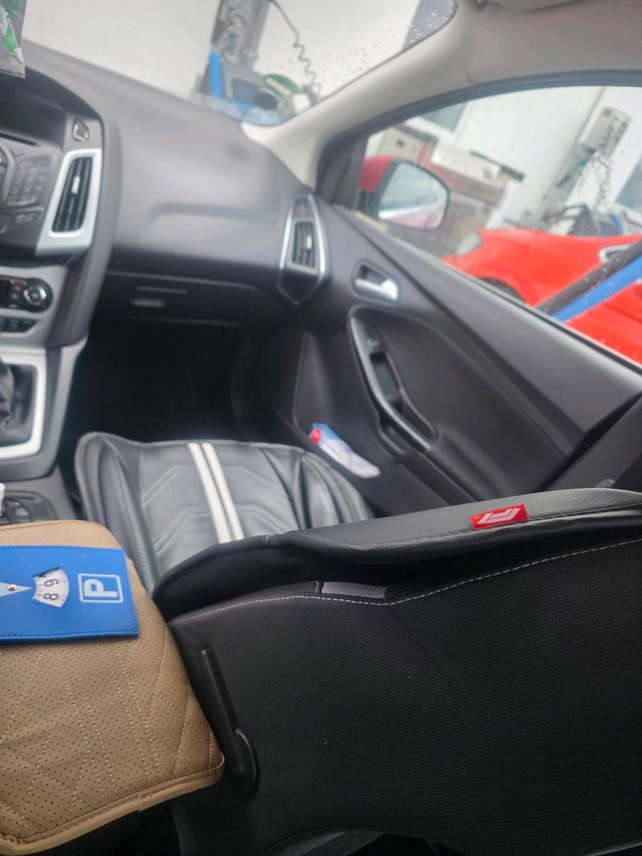 Ford Focus 2012 — photo 8