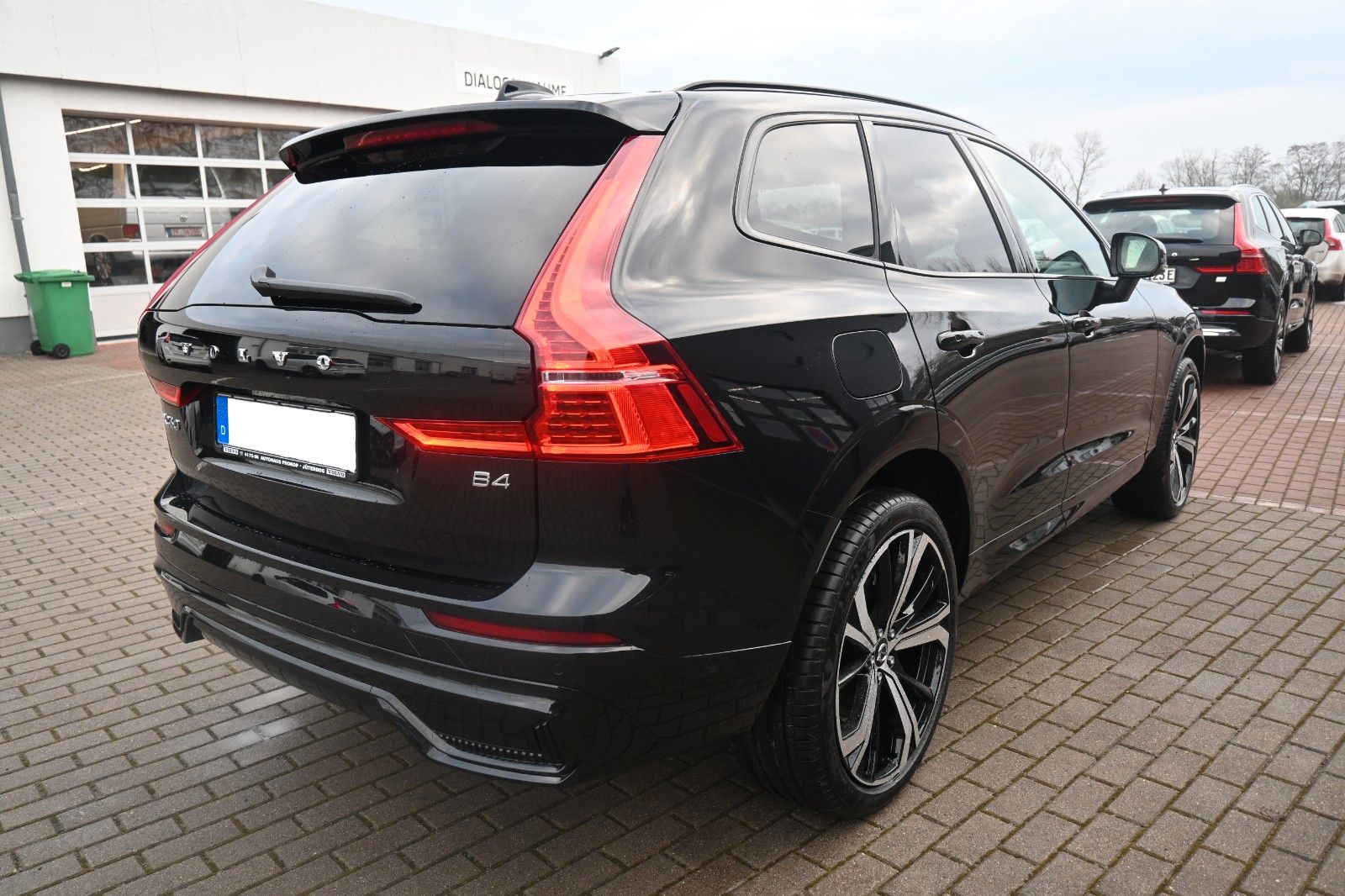 Fahrzeugabbildung Volvo XC60 B4 Benzin Plus Dark*STDHZG*360°*ACC