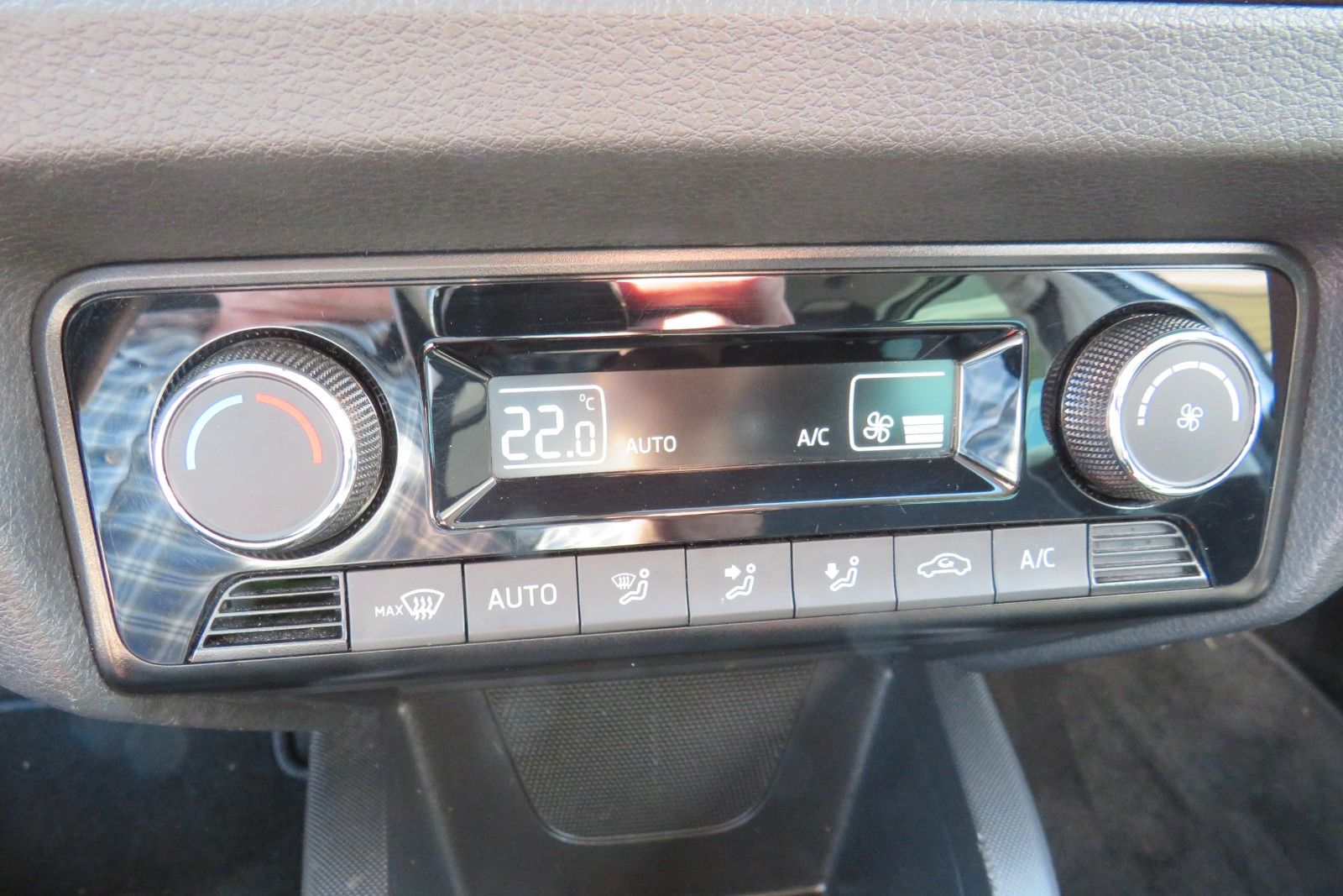 Fahrzeugabbildung SKODA Fabia Combi Ambition PDC NAVI APP SITZH. 1.HD