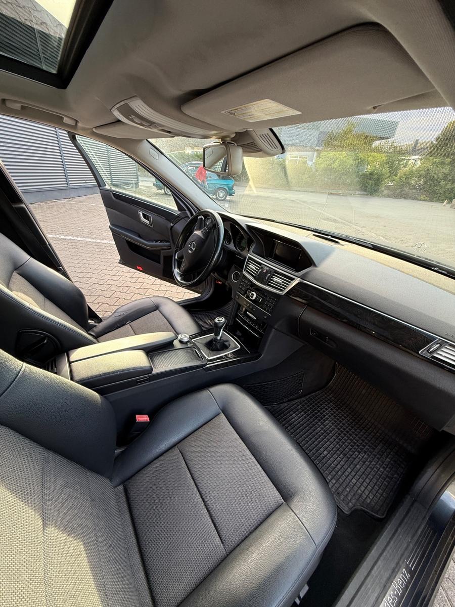 Mercedes-Benz E200 2011 — photo 11