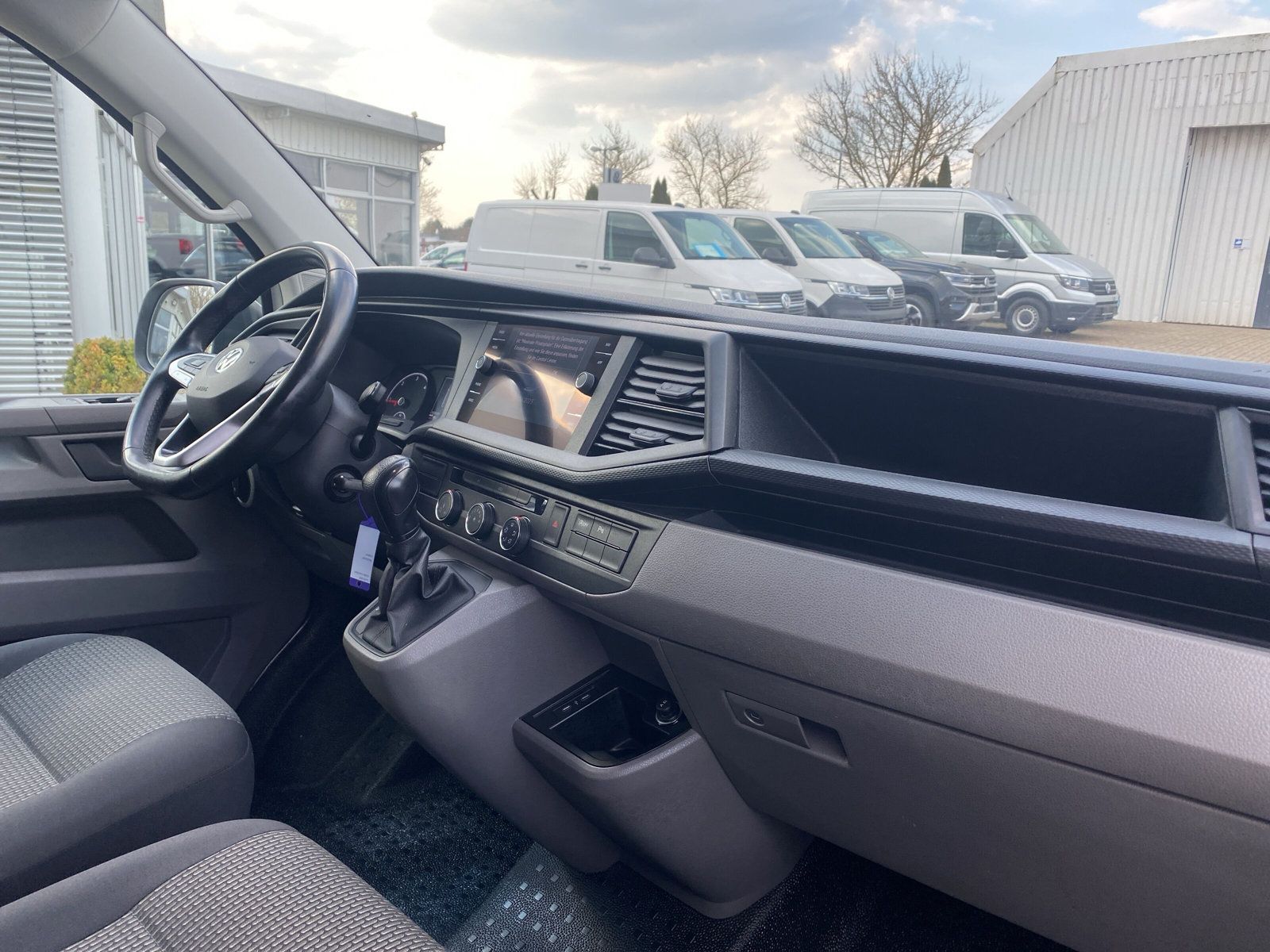 Fahrzeugabbildung Volkswagen T6 Transporter 2.0 TDI T6.1 lang Klima Navi ACC