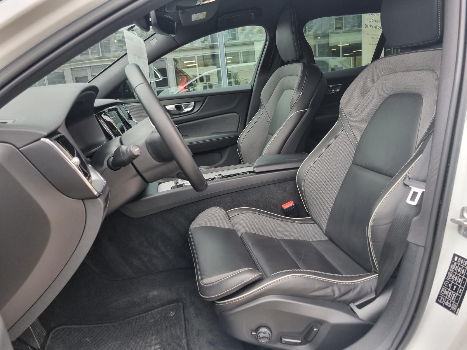 Fahrzeugabbildung Volvo V60 B4 Diesel Plus Dark 'Standheizung'