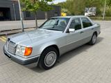 Mercedes-Benz 230E - silberne Mercedes-Benz 230