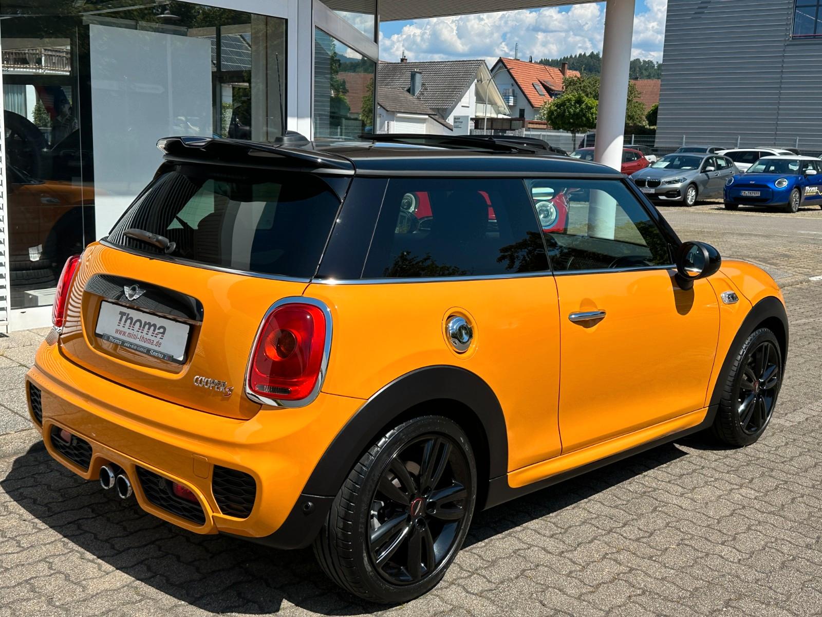 MINI Cooper S + JCW Int.+Ext.Pkt+Navi+Klimaaut.+Pano+