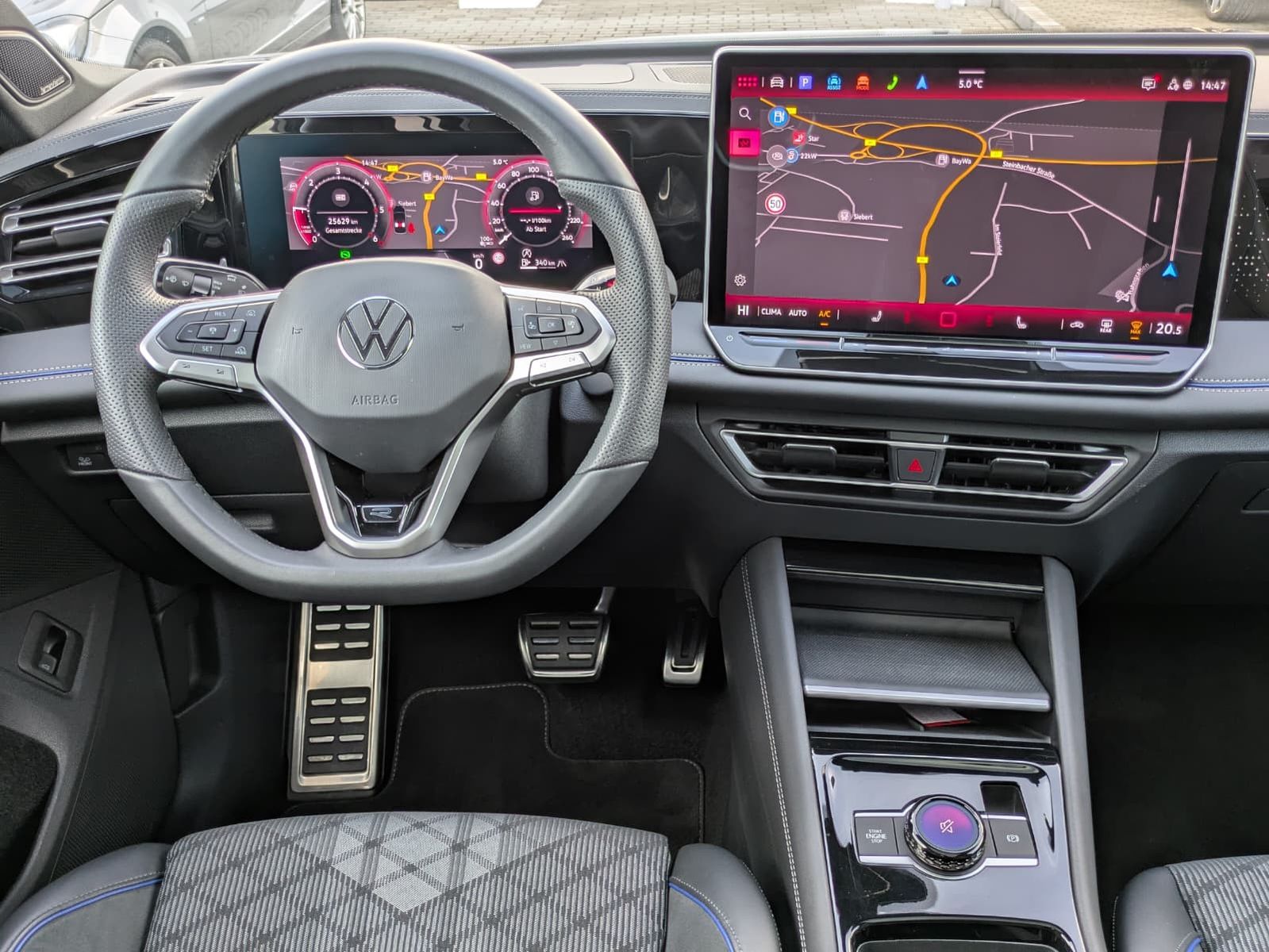 Fahrzeugabbildung Volkswagen Tiguan 2.0 TDI 4M R-Line BLACK*PAN*HK*AHK*MATRIX