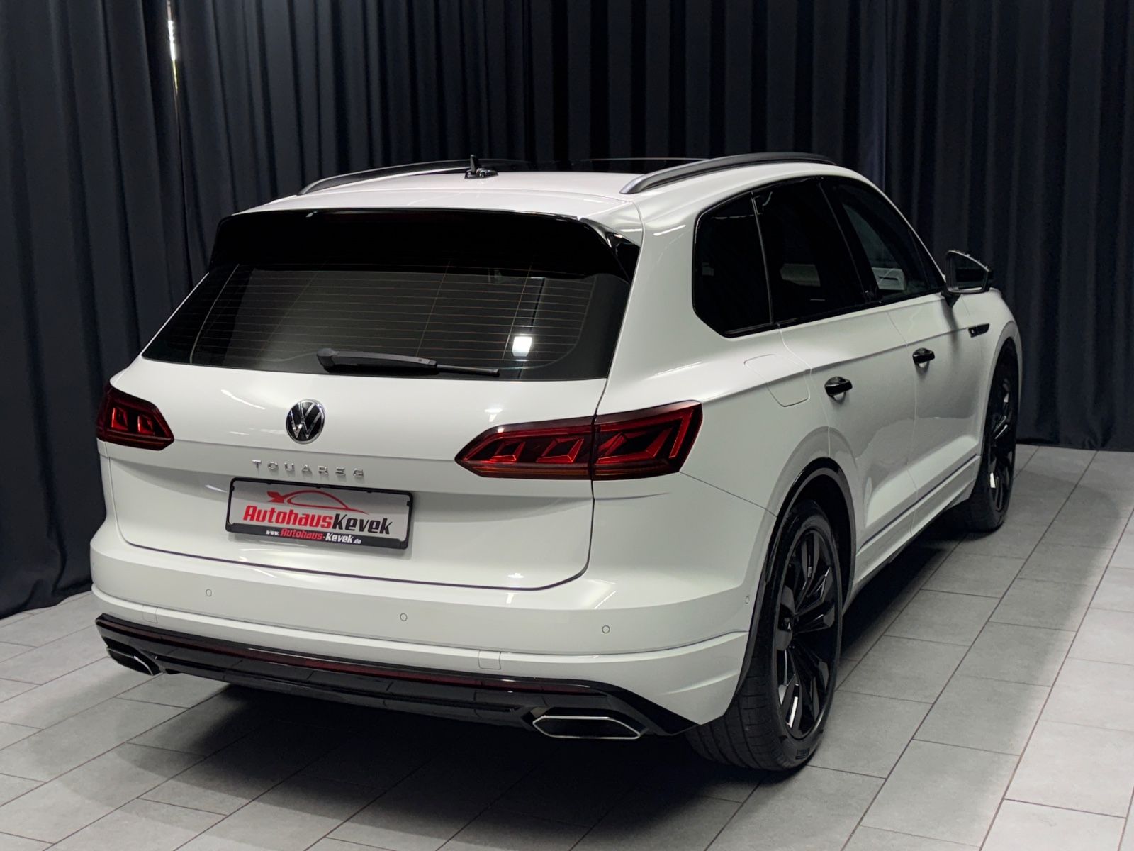 Fahrzeugabbildung Volkswagen Touareg 4.0 V8 TDI RLine|4Motion|MASSAGE|AHK|DYN