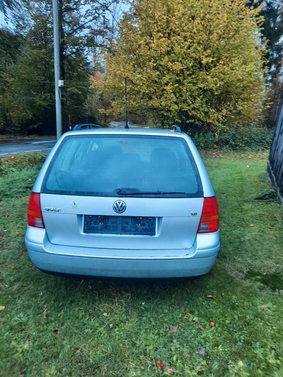 Volkswagen Golf 2004 — rear view