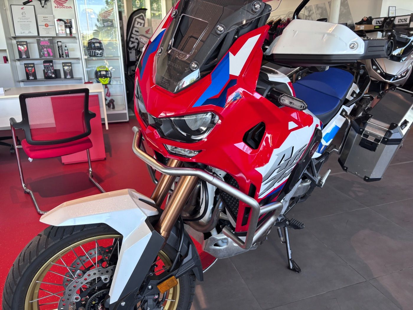 Fahrzeugabbildung Honda CRF 1100 Adventure Sports D4T 2026 Koffer, Sturz