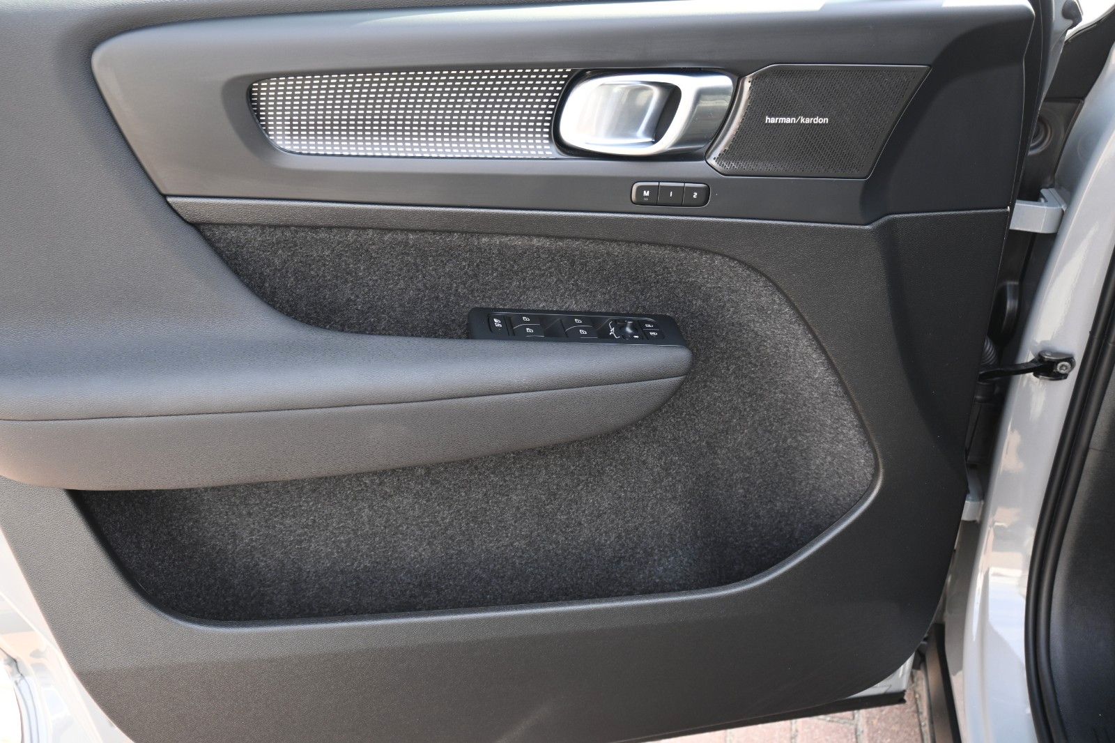 Fahrzeugabbildung Volvo XC40 B4 Plus Dark*LED*PANO*360*STHZ*H&K*DAB*BLIS