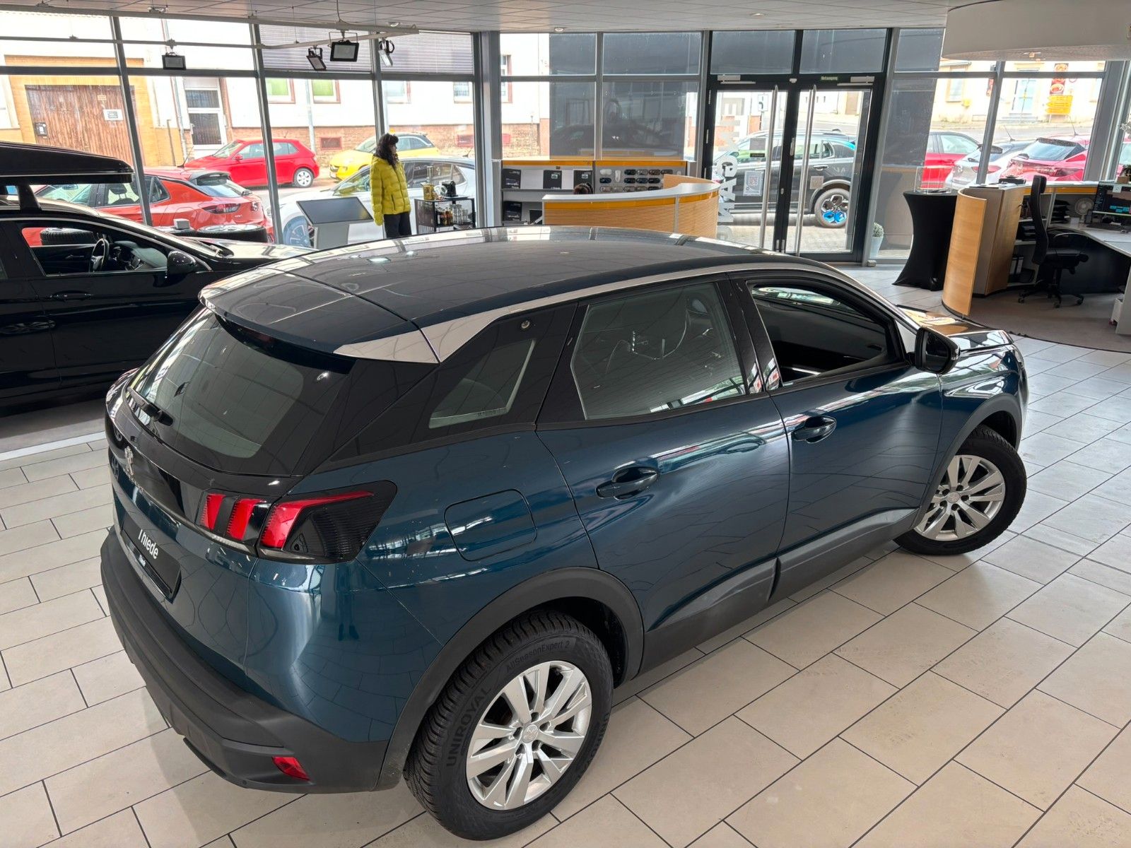 Fahrzeugabbildung Peugeot 3008 1.2T ACTIVE PACK NAVI/LED/SPORT/VIRT/PDC