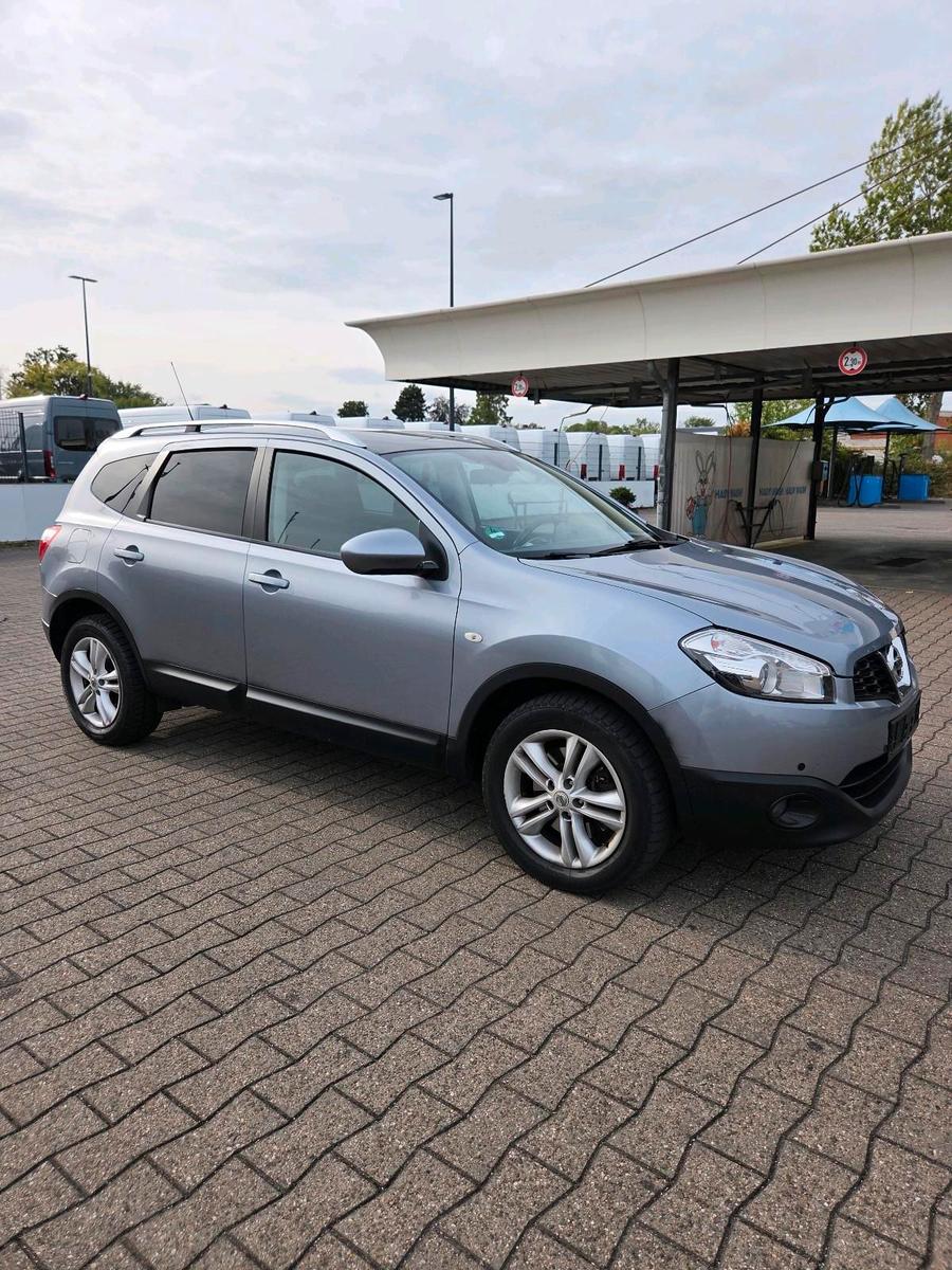 Nissan Qashqai+2 2010 — rear view