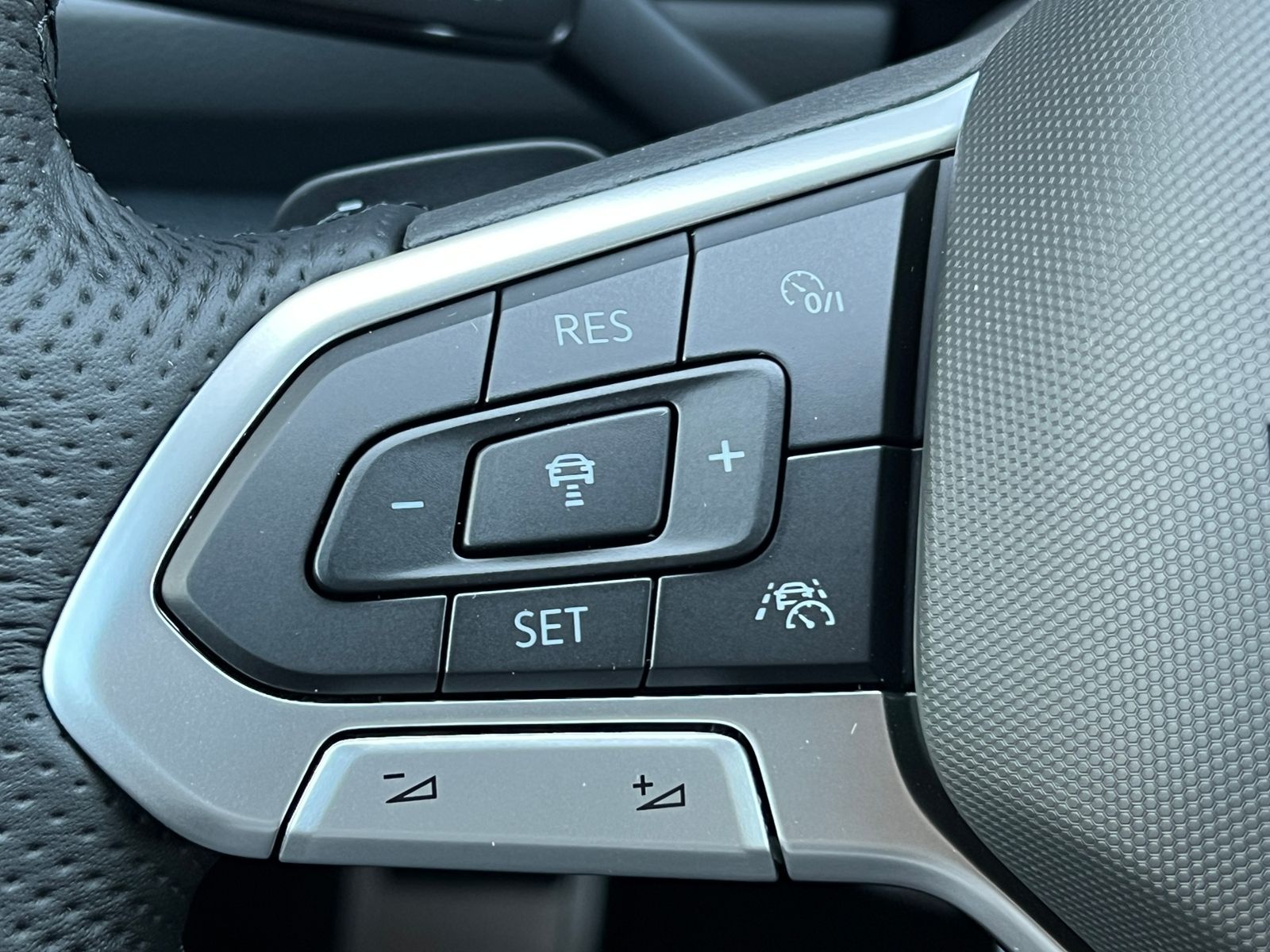 Fahrzeugabbildung Volkswagen T-Roc R-Line 1.5 TSI DSG *Black Style, AHK, Pano