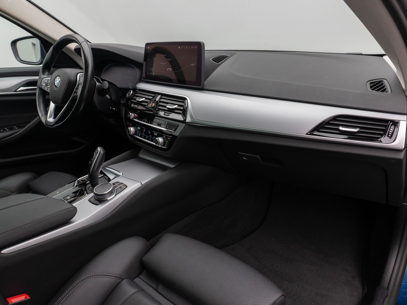 Fahrzeugabbildung BMW 530d Panorama Kamera HUD DAB Alarm AHK Sport