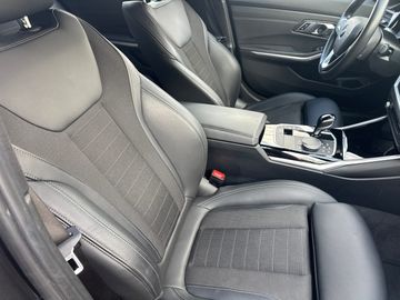 BMW 320d xDrive A Sport Line DAB LED WLAN RFK Shz