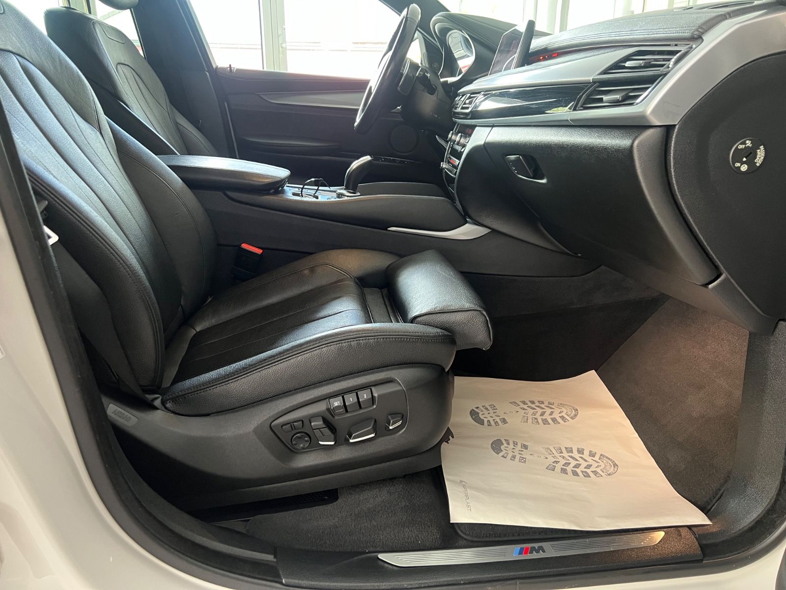 Fahrzeugabbildung BMW X6 xDrive 30 d M sport Paket *MINERALWEISS*