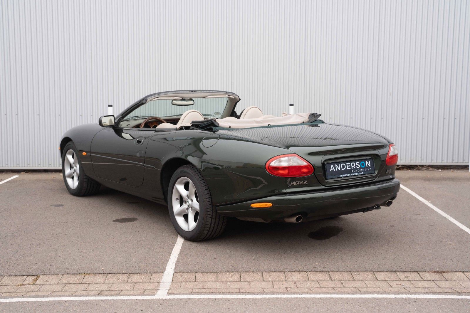 Fahrzeugabbildung Jaguar XK8 CABRIOLET XENON TEMPOMAT LEDER PDC SHZ 18"
