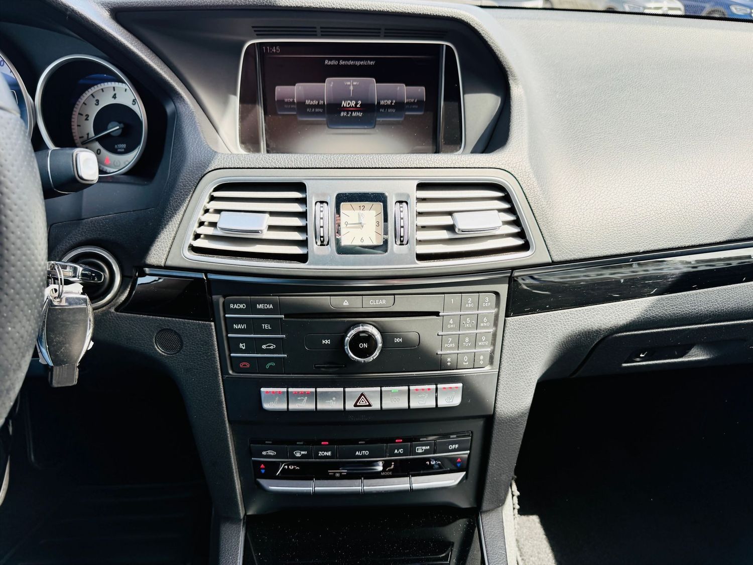 Fahrzeugabbildung Mercedes-Benz E 200 CABRIO SPORTPAKET - Autom., LED, Navi, PTS