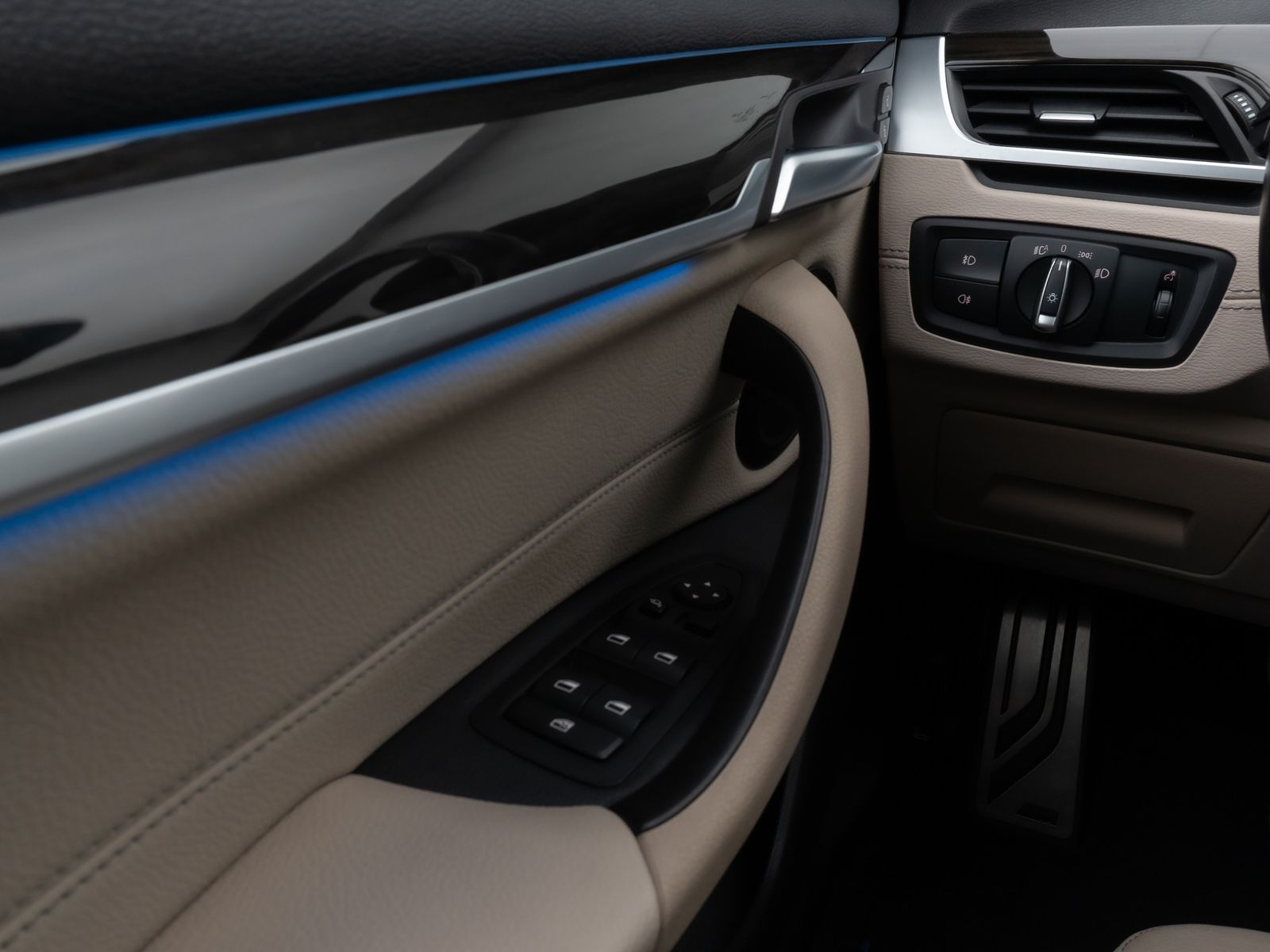 Fahrzeugabbildung BMW X1 xD25e MSport Panorama Kamera HUD DAB HiFi AHK