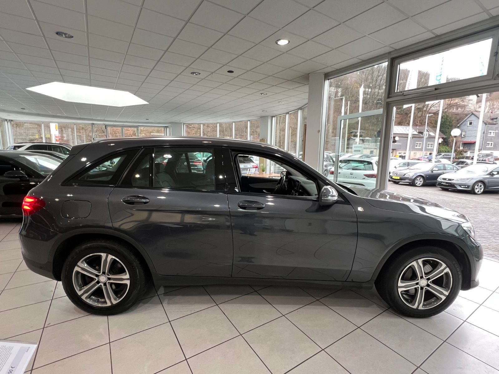 Fahrzeugabbildung Mercedes-Benz GLC 250 d 4Matic *LEDER*NAVI*SITZHEIZUNG*LED*