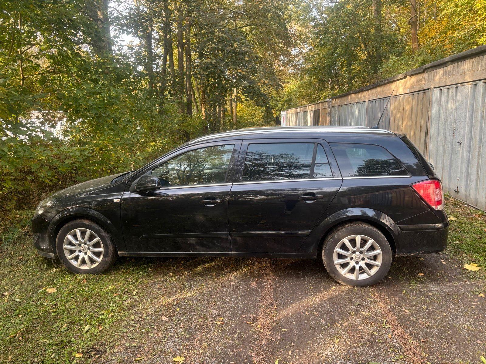 Opel Astra 2010 — interior