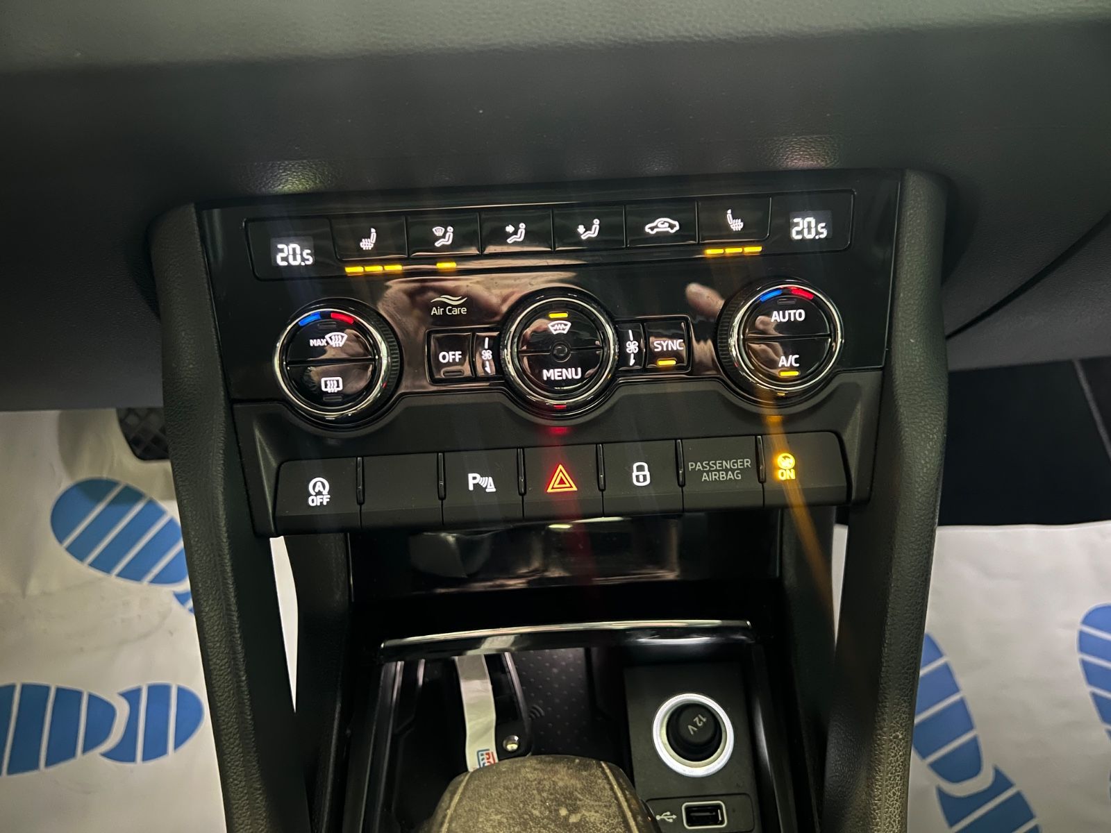 Fahrzeugabbildung SKODA Karoq Style DSG *PANO*SITZHEIZUNG*LEDER*