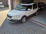 Skoda Roomster 1.6l TDI Scout Sportpaket Navi Tempo