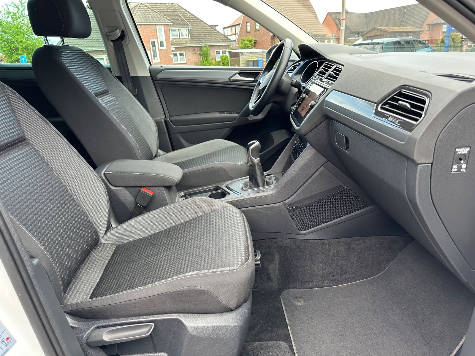 Fahrzeugabbildung Volkswagen Tiguan 2.0 TDI Active AHK/Navi/LED/SHZG/ACC