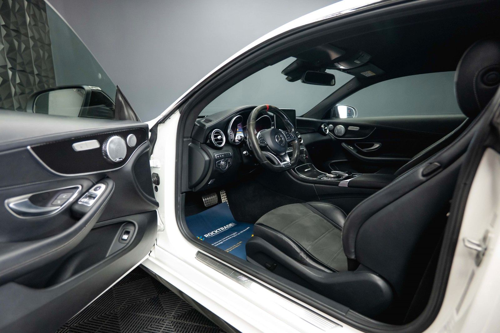 Fahrzeugabbildung Mercedes-Benz C 63 AMG Coupe Edition 1 Night Carbon *ACC*LED*