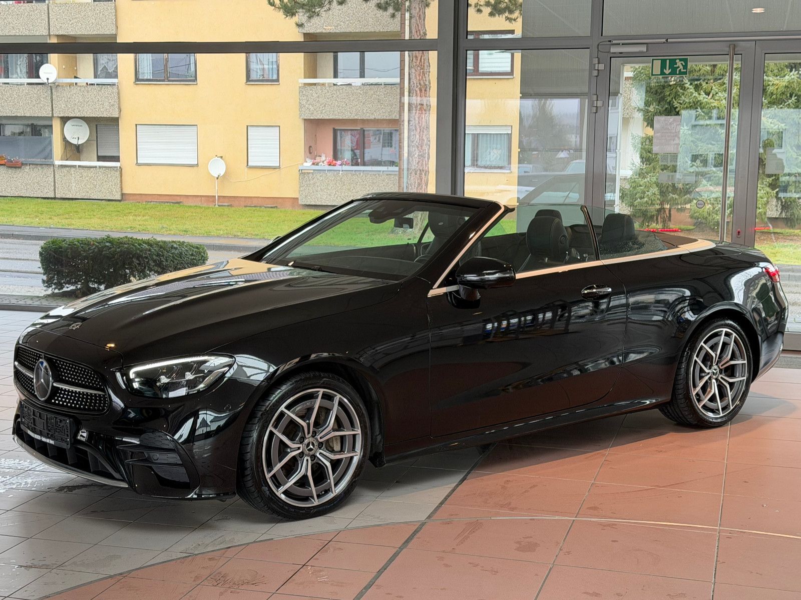 Fahrzeugabbildung Mercedes-Benz E 450 Cabrio AMG/BURMESTER/HUD/AMBIENTE/MASSAGE/