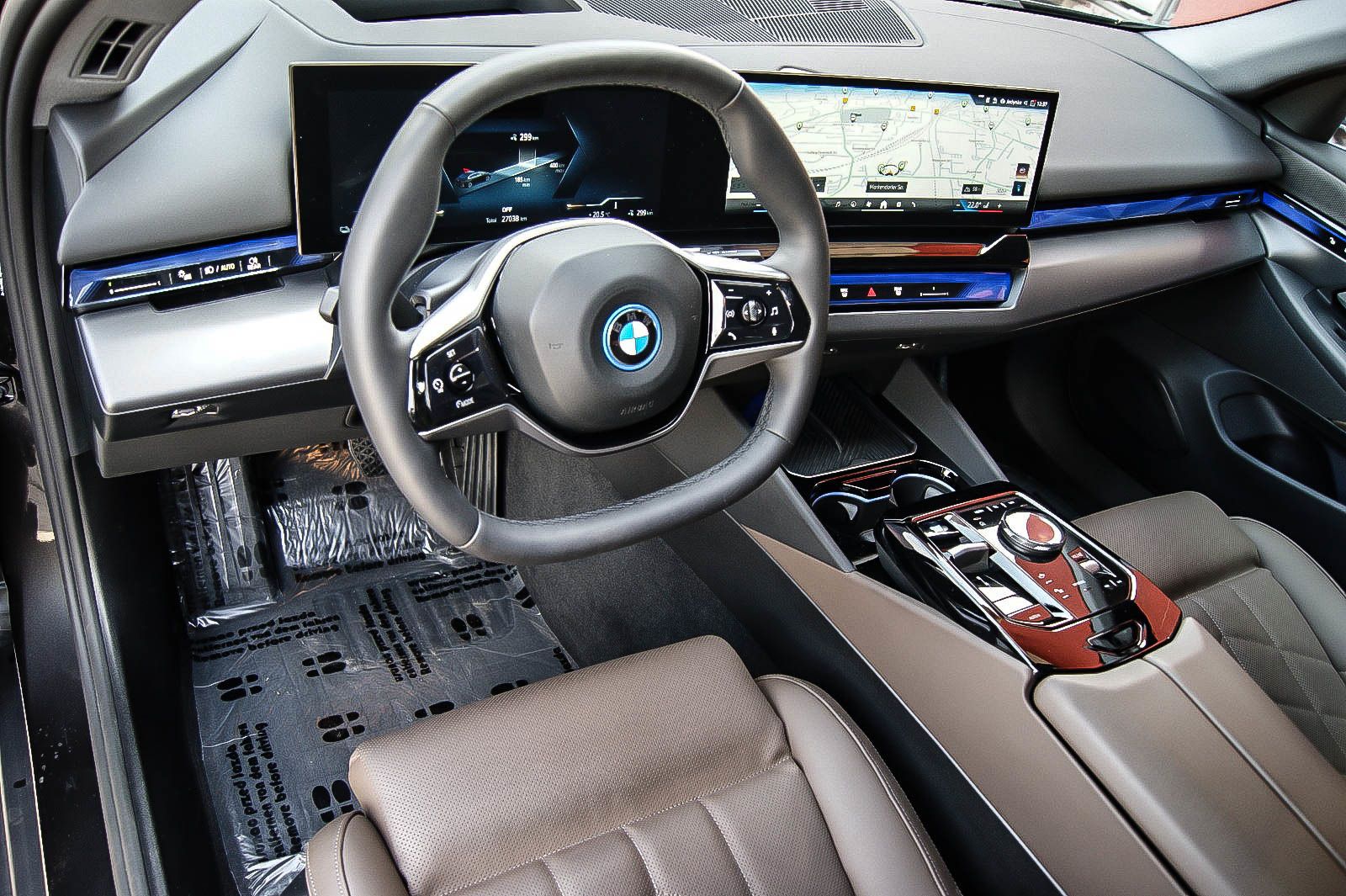 Fahrzeugabbildung BMW i5 Lim 40 eDrive HEAD-UP LEDER ESPRESSO KEYLESS
