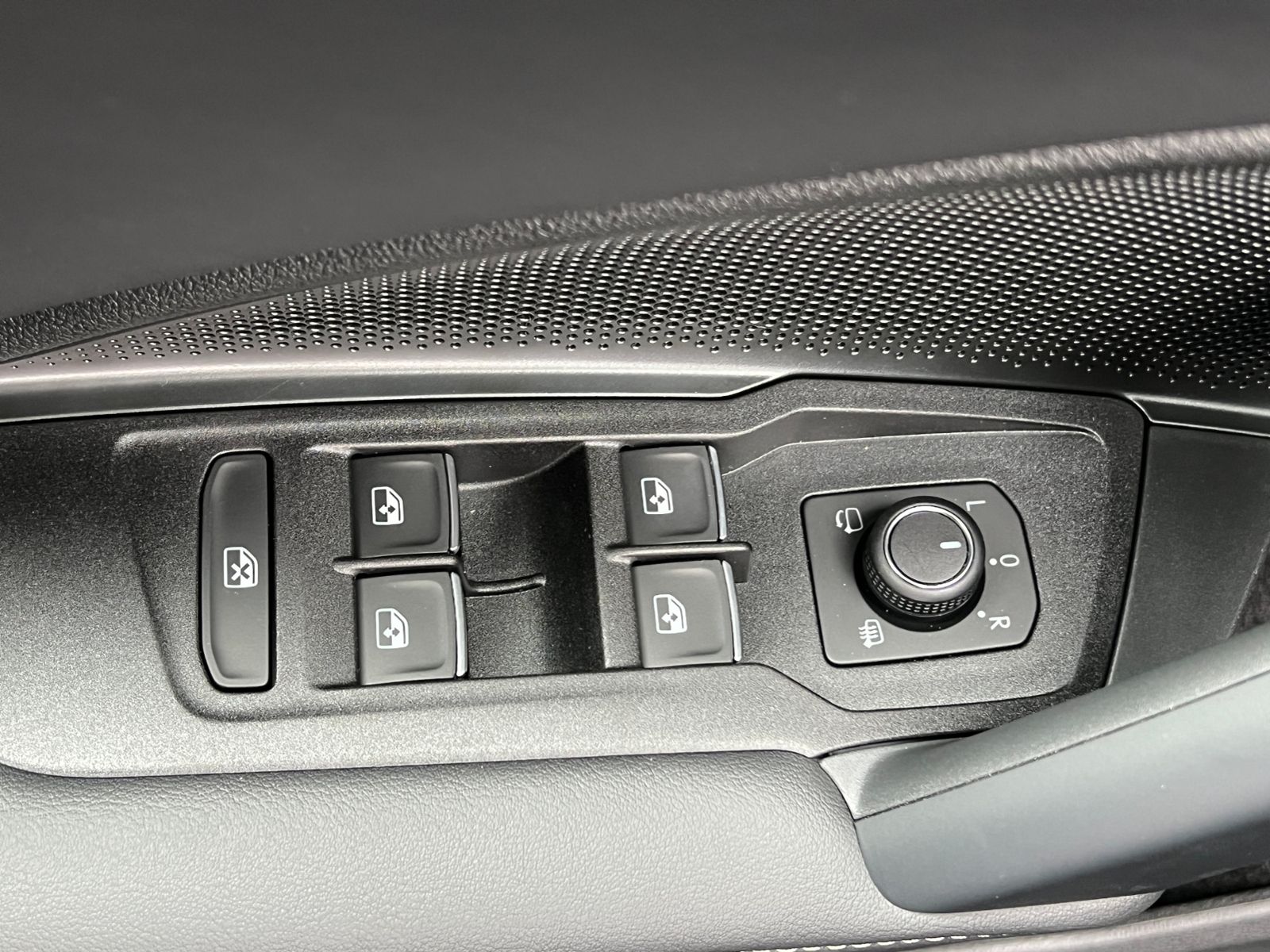 Fahrzeugabbildung Volkswagen Tiguan Elegance 2.0 TDI DSG *AHK, IQ.Light, 18'-