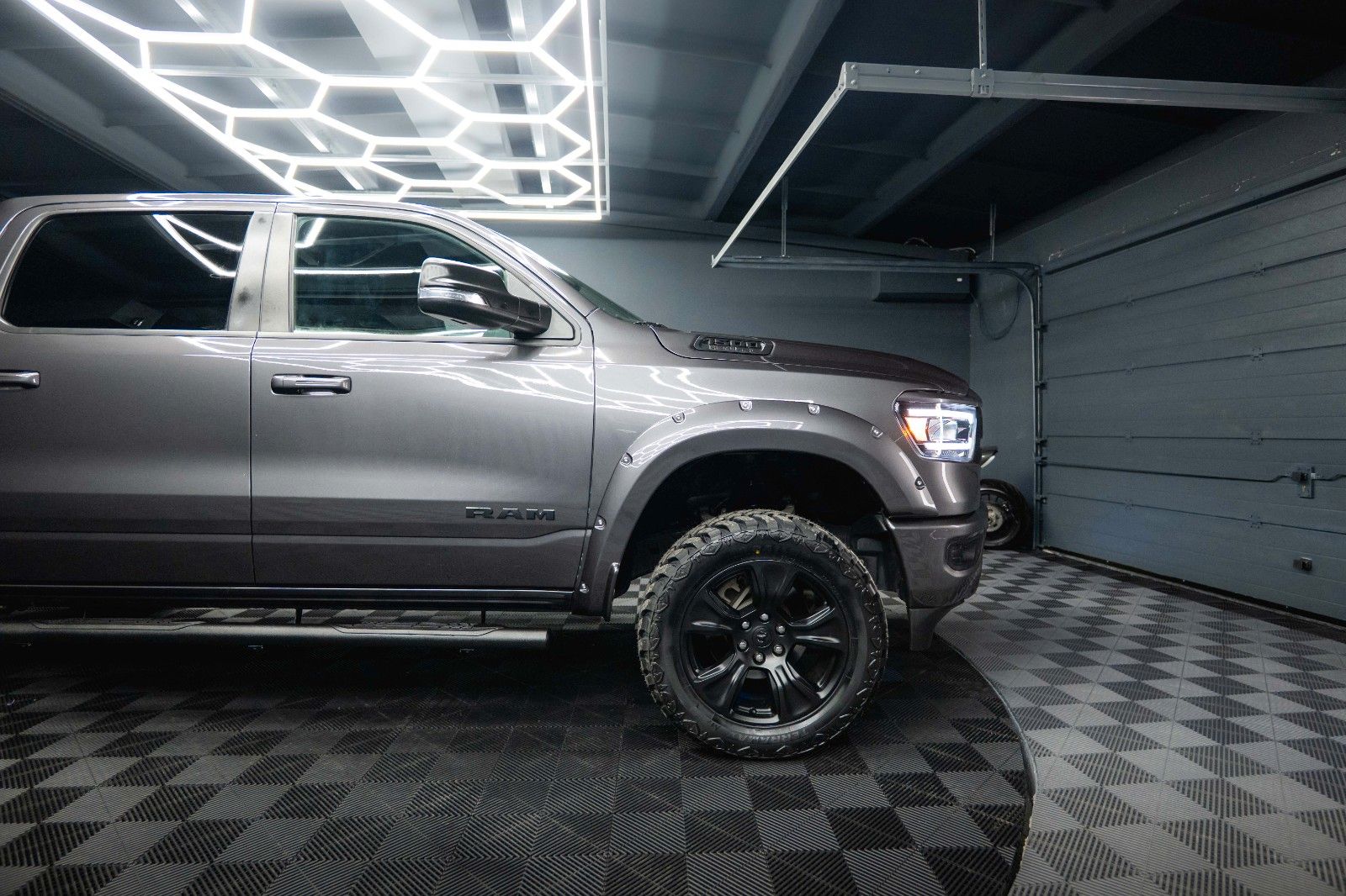 Fahrzeugabbildung Dodge RAM 5.7 V8 HEMI 4x4 OFFROAD Night-Paket *LED*19%