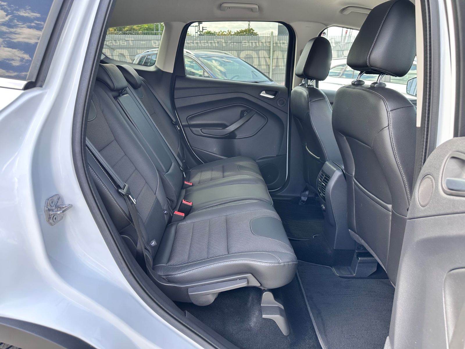 Fahrzeugabbildung Ford Kuga 2.0TDCI Titanium 4x4 *Autom.+Navi+Kamera*