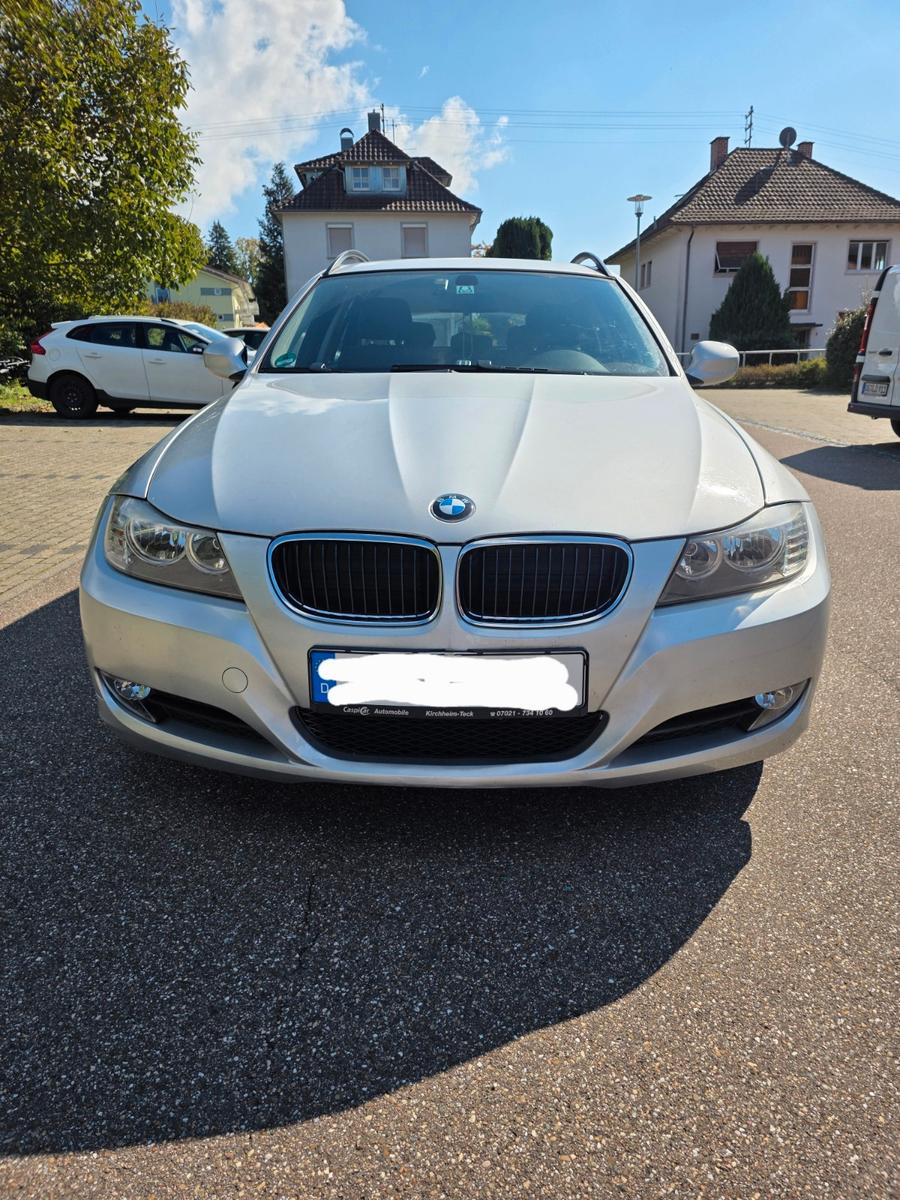 BMW 318 2009 — rear view