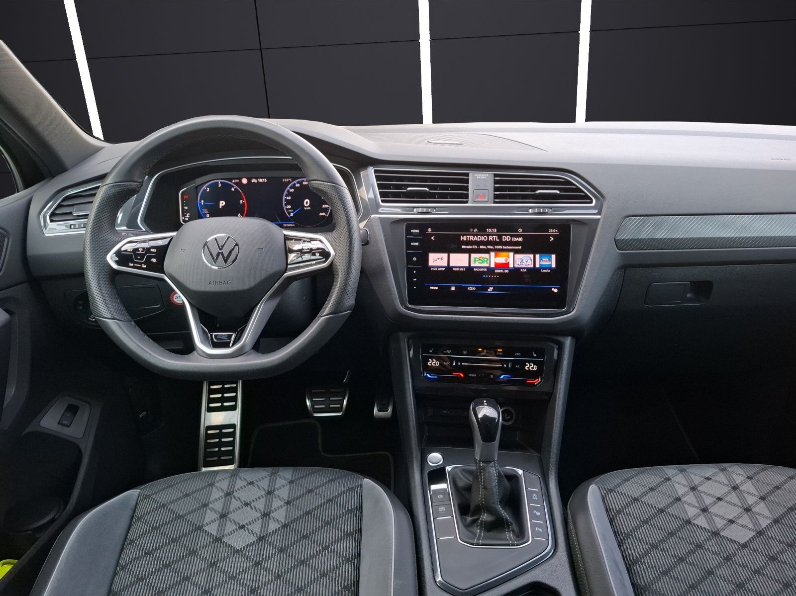 Fahrzeugabbildung Volkswagen Tiguan TDI R-Line DSG STH Matrix AHK Navi AID AC